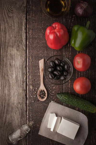 Ingredienti per insalata greca sul tavolo in legno vista dall'alto — Foto Stock