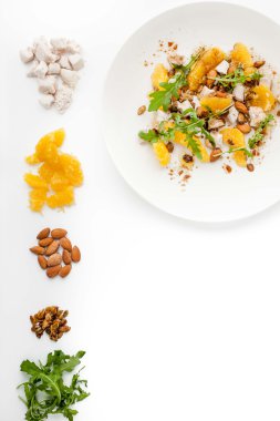 Tavuk ve dikey beyaz arka plan üzerinde malzemelerle Portakal Salatası