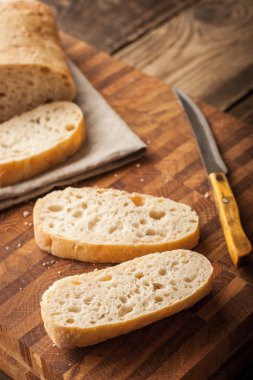 Ahşap tahta üzerinde ekmek dilimlenmiş