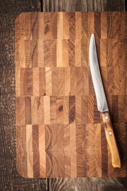 Bıçakta ahşap tahta dikey