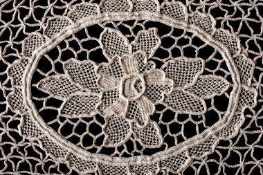 Dantel peçete üzerinde koyu arka plan yakın çekim