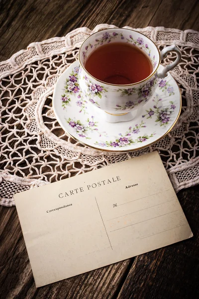 Xícara de chá com cartão postal vertical — Fotografia de Stock