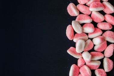 Pembe meyve reçel sağ tarafında siyah arka plan