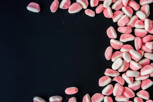 Geleias de frutas rosa no fundo preto — Fotografia de Stock