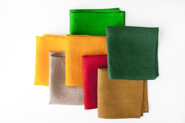 Beyaz arka plan üzerinde renkli peçete