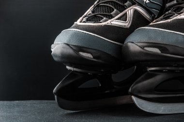 Paten koyu arka plan üzerinde çifti