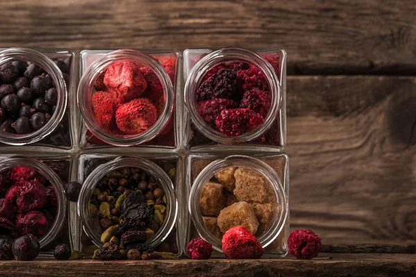 Conjunto para vinho quente em uma mesa de madeira — Fotografia de Stock