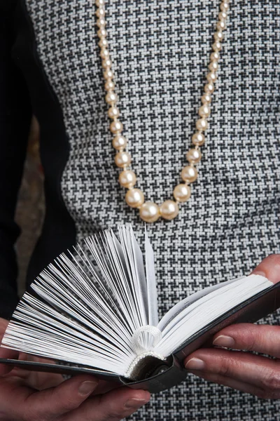 Una donna in stile Chanel che legge un libro — Foto Stock