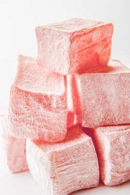 Beyaz arka plan yakın çekim üzerinde pembe Türk lokumu