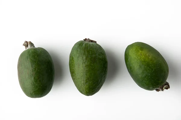 Feijoa på den vita bakgrunden horisontella — Stockfoto