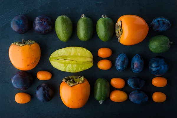 Diverse frukt på den mörka sten bordsskivan Visa — Stockfoto