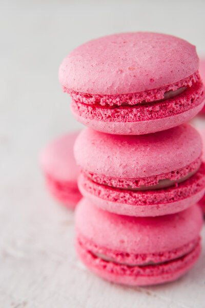 Розовый макарон на белом столе
 