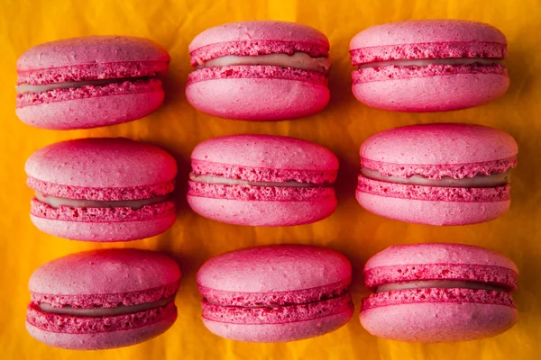 Macaroon roz pe o față de masă galbenă — Fotografie, imagine de stoc