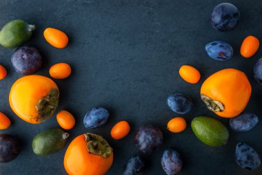 Yatay karanlık taş masanın üzerine çeşitli meyve