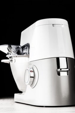 Siyah arka planda dikey mutfak robotu