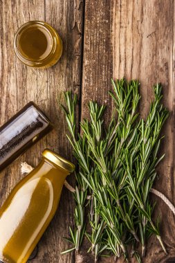 Ahşap masa dikey zeytinyağı ile biberiye ve Cam Kavanoz