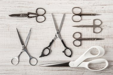 Makaslar ahşap bir masa seti 