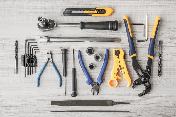 Instrumentos que trabajan sobre una mesa de madera — Foto de Stock