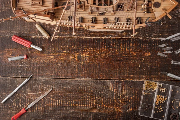 Model ships from the tree on a brown table — Stock Photo, Image