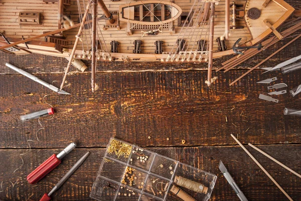 Модель корабля с дерева на коричневом столе — стоковое фото