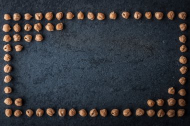 Nohut karanlık taş zemin üzerine çerçeve