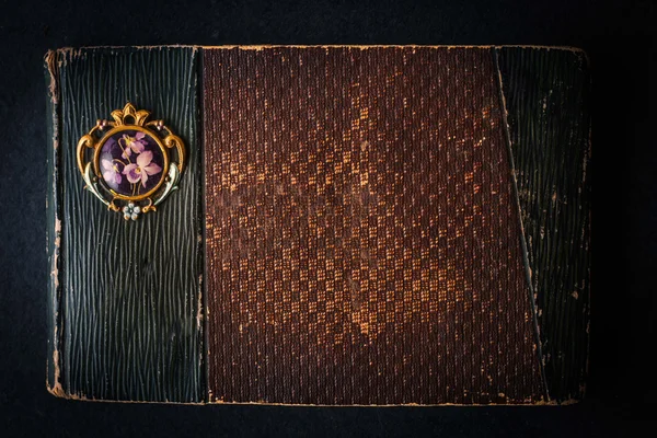 Antiguo cuaderno vintage en la mesa de piedra oscura — Foto de Stock
