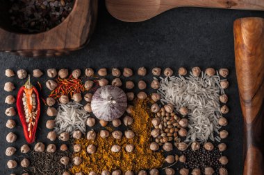 Nohut, baharatlar ahşap sofra ile kompozisyon