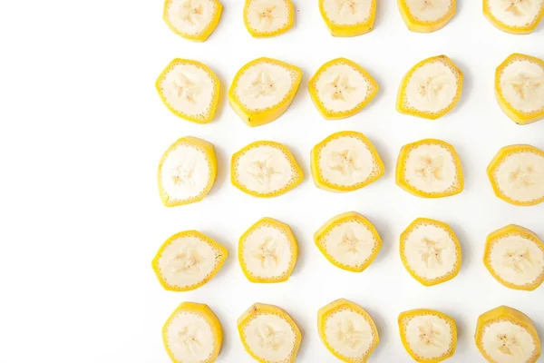 Patrón de plátano en rodajas a la derecha en el fondo blanco —  Fotos de Stock