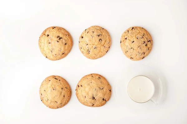 흰색 배경 위에 우유와 초콜릿 칩 쿠키 보기 — 스톡 사진