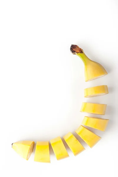 Szeletelt banán, fehér alapon függőleges — Stock Fotó