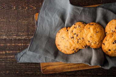 Ahşap masa yatay üzerinde çikolatalı kurabiye