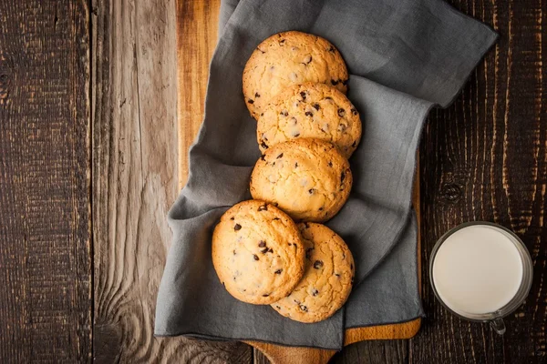 나무 테이블 위에 우유와 초콜릿 칩 쿠키 보기 — 스톡 사진