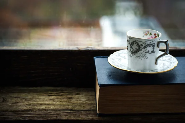 Xícara de café com livro velho — Fotografia de Stock