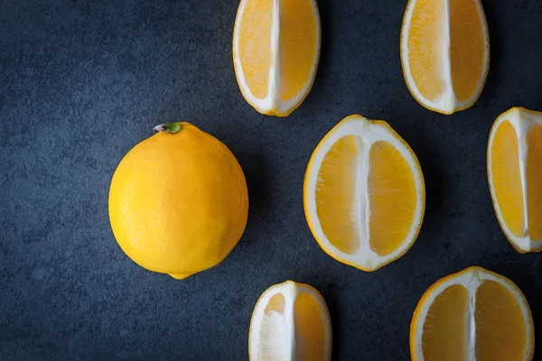 Жовті лимони на синьому кам'яному столі — стокове фото