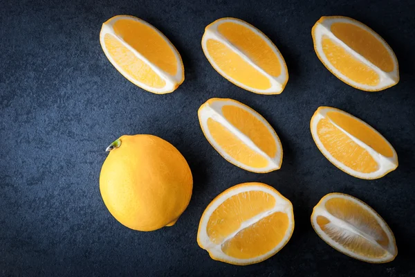 Limones amarillos sobre una mesa de piedra azul —  Fotos de Stock