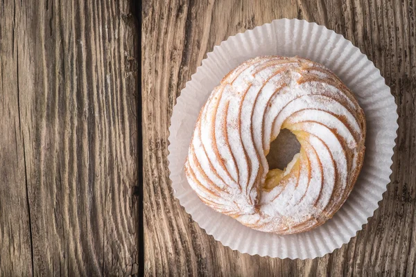 Gâteau en sucre en poudre sur une table en bois — Photo