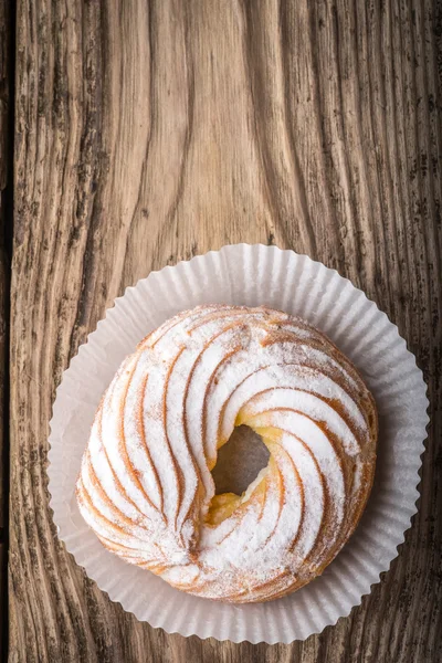 Gâteau en sucre en poudre sur une table en bois — Photo