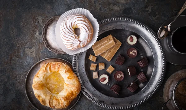 Doces, bolo e café em uma pedra cinza — Fotografia de Stock