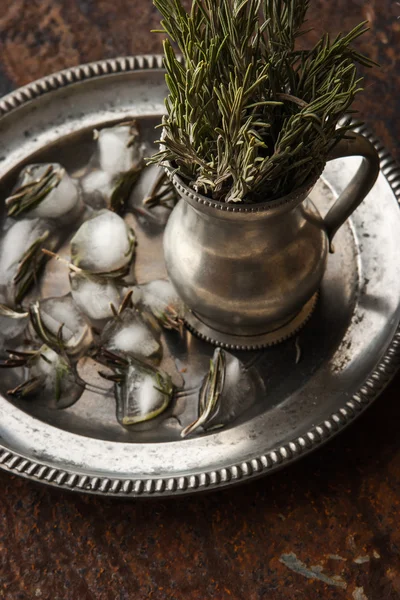 Rosmarin in der Vase und Eiswürfel auf dem dunklen Hintergrund — Stockfoto