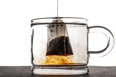 Cam bardak su ve çay poşeti