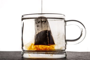 Cam bardak su ve çay poşeti yatay