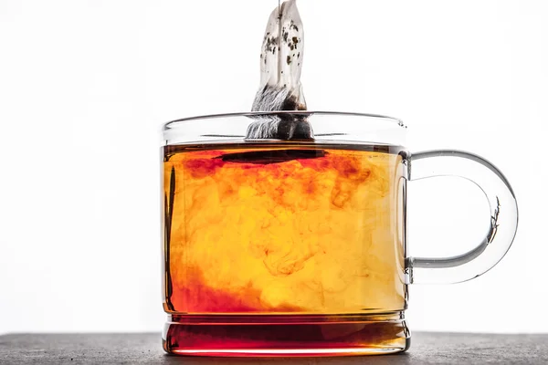 Заварений чай з чайною сумкою горизонтальний — стокове фото