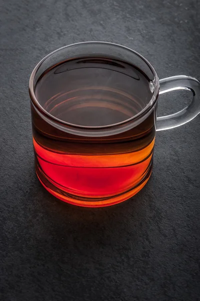 Чашка чаю на темному кам'яному столі — стокове фото
