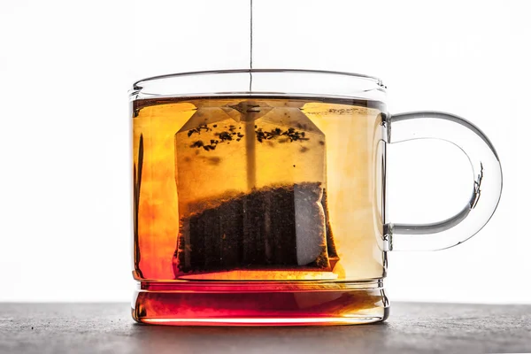 Заварювання чаю в прозорій чашці горизонтально — стокове фото