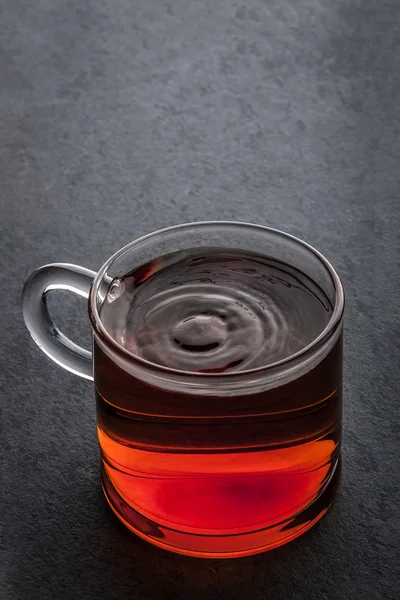 Чашка чаю на темному кам'яному столі вертикальна — стокове фото