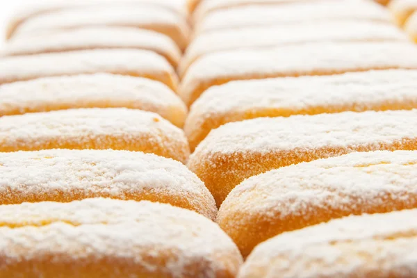 Evästeet, joissa on jauhettua sokeria tausta lähikuva — kuvapankkivalokuva