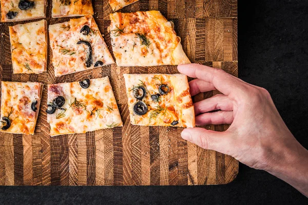 Dilim pizza ahşap oyun tahtası — Stok fotoğraf