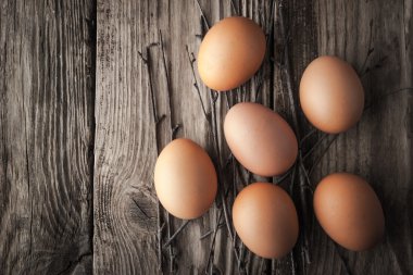 Tahta masadaki tavuk yumurtaları.