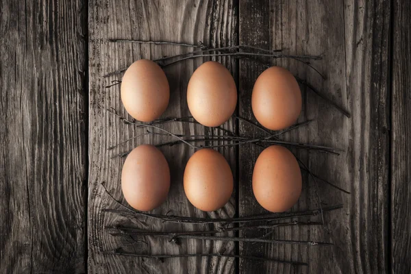 Uova di pollo su un tavolo di legno — Foto Stock