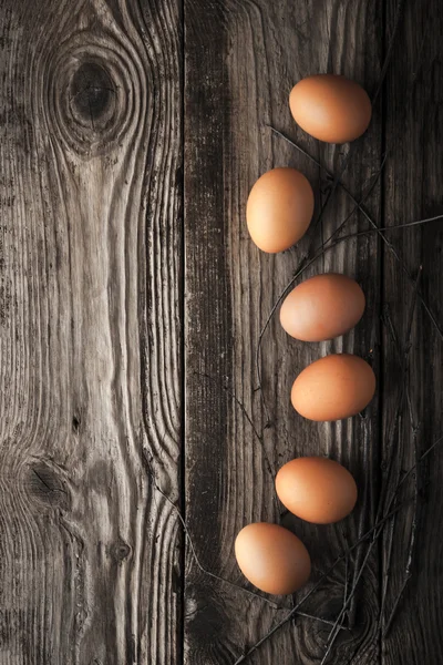 Ovos de galinha em uma mesa de madeira — Fotografia de Stock